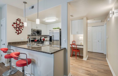Roseville Apartment | Lovely 2-Bedroom With Private Garage For Long Stays