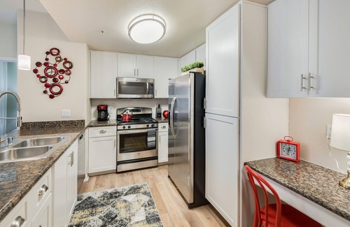 Roseville Apartment | Lovely 2-Bedroom With Private Garage For Long Stays