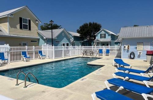 Myrtle Beach House | Lovely 2-level 2-bedroom cottage, 1 block to beach