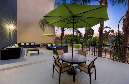 Atwater Village Apartment | Lovely 2bedroom 2bathroom with two jacuzzi’s + pool available!