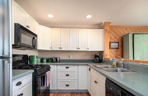 Stowe Area Condo | Lovely 2BR, 2BA Condo Near All Attractions. Hypoallergenic dogs OK with approval