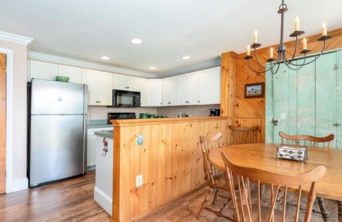 Stowe Area Condo | Lovely 2BR, 2BA Condo Near All Attractions. Hypoallergenic dogs OK with approval