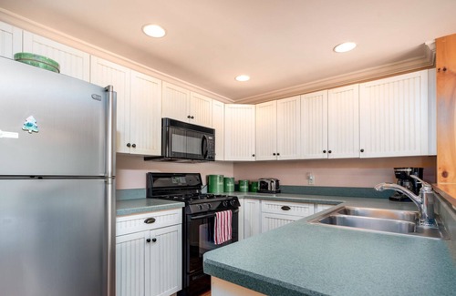 Stowe Area Condo | Lovely 2BR, 2BA Condo Near All Attractions. Hypoallergenic dogs OK with approval