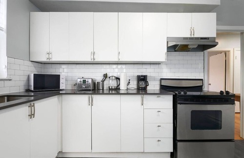 Cote-Des-Neiges—Notre-Dame-De-Grace Apartment | Lovely 2BR on Walkley