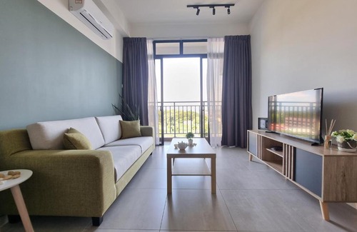 Malacca City Apartment | Lovely 2R2B Infinity Pool Wifi Quartz Residence