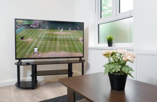 Homerton Apartment | Lovely 3 Bed Flat in a Great Location in London