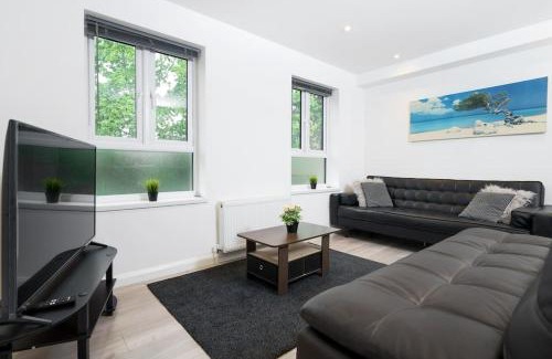 Homerton Apartment | Lovely 3 Bed Flat in a Great Location in London