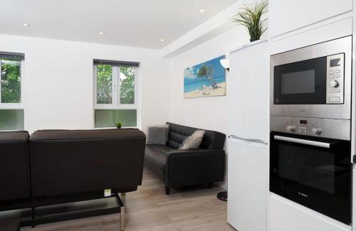 Homerton Apartment | Lovely 3 Bed Flat in a Great Location in London