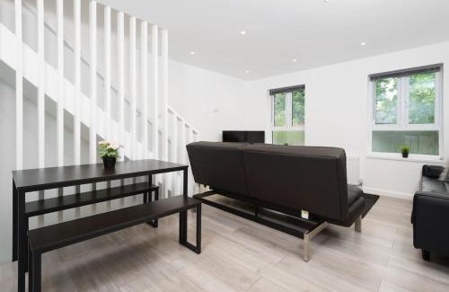 Homerton Apartment | Lovely 3 Bed Flat in a Great Location in London