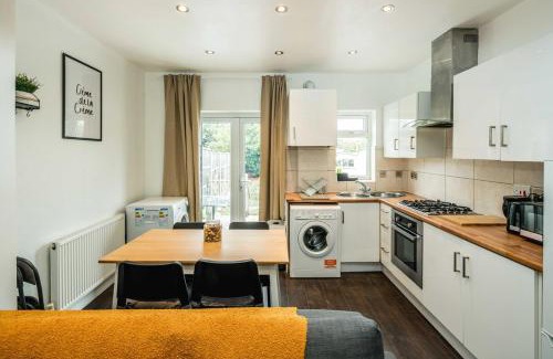 London Borough of Hounslow Apartment | Lovely 3 bed house in Feltham