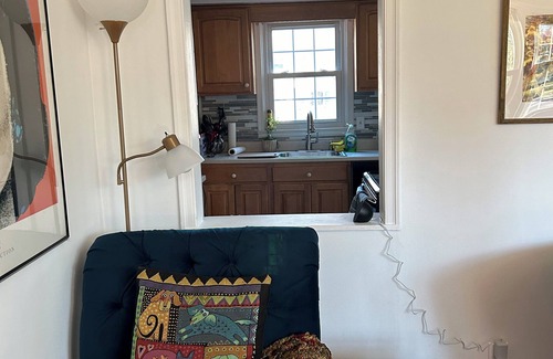 Niskayuna House | Lovely 3 Bedroom/2 Bath Hideaway Cottage in Old Niskayuna- 30 Day Minimum Stay