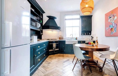 Chelsea Apartment | Lovely 3-bedroom apartment with WiFi and Washer in vibrant London