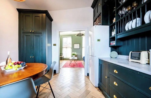 Chelsea Apartment | Lovely 3-bedroom apartment with WiFi and Washer in vibrant London