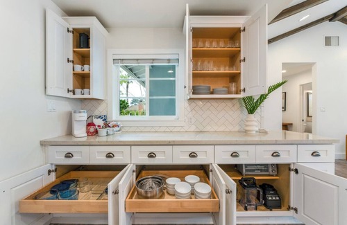 Goleta House | Lovely 3-bedroom Coastal Haven Firepit Hot Tub Beach 5 mins