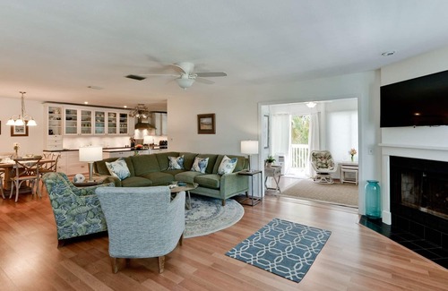 Holmes Beach House | Lovely 3 bedroom duplex on Anna Maria Island, Private pool, pet friendly!