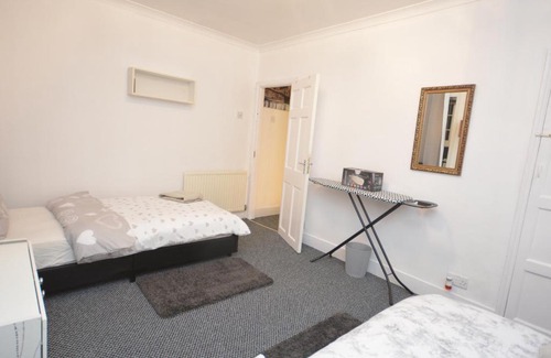 Gascoigne House | Lovely 3 Bedroom House near Barking Station