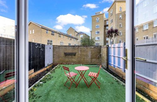 Limehouse Apartment | Lovely 3 Bedroom House Short Term Rental & Flexible Renting Limehouse with private parking and garden!