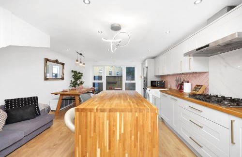 Limehouse Apartment | Lovely 3 Bedroom House Short Term Rental & Flexible Renting Limehouse with private parking and garden!