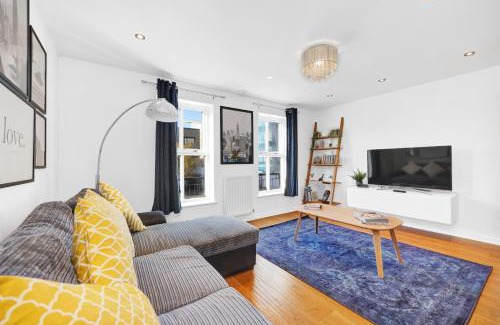 Limehouse Apartment | Lovely 3 Bedroom House Short Term Rental & Flexible Renting Limehouse with private parking and garden!