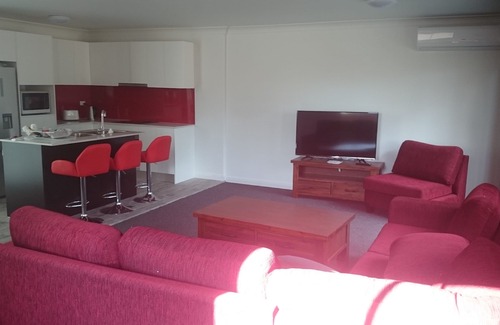 Jindabyne House | Lovely 3 Bedroom Townhouse for your Snowy Season Holiday.