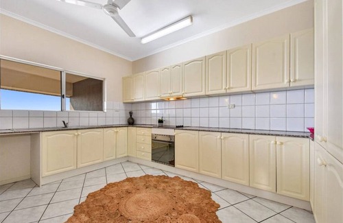 Stuart Park Apartment | Lovely 3 Bedroom with harbour view