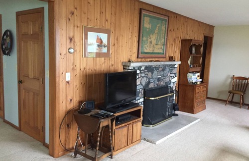Alden House | Lovely 3-br home on east side of crystal-clear Torch Lake