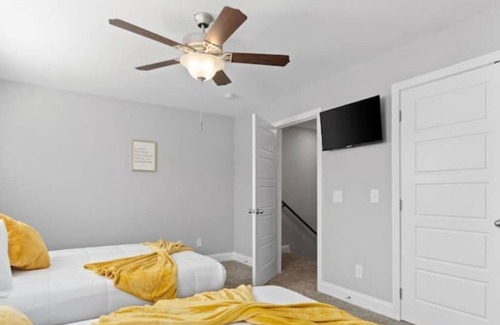 Clarksville House | Lovely 3bdr, Slps 11, Spacious, w/King bed, Safe