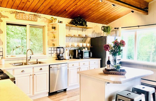 Eagle River House | Lovely 3br/2ba Hideaway! Great for Groups & Families! Inlet & Denali Views
