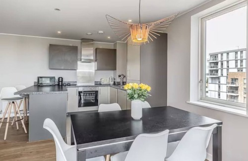 Bromley South Apartment | Lovely 3BR Penthouse w/Balconies, Poplar, 2min DLR