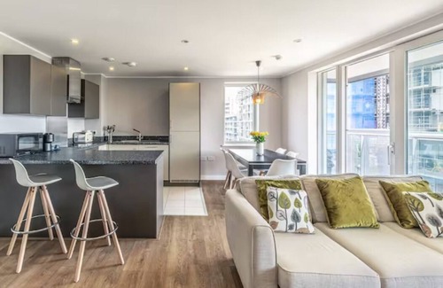 Bromley South Apartment | Lovely 3BR Penthouse w/Balconies, Poplar, 2min DLR