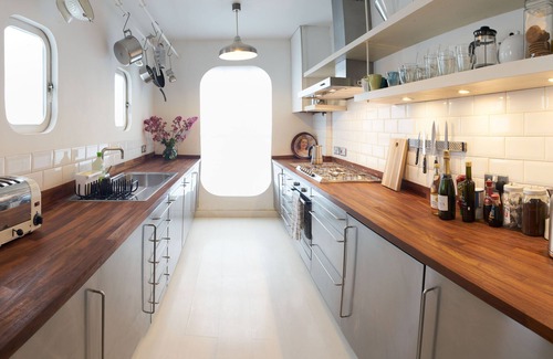 Hove House | Lovely 4 bed house 200mtrs from the beach.