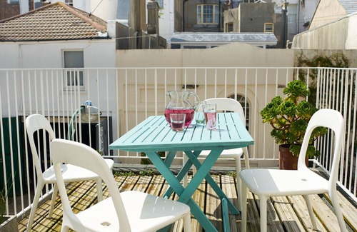 Hove House | Lovely 4 bed house 200mtrs from the beach.