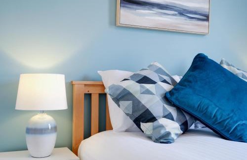 Canbury House | Lovely 4 Bedroom London Home with Free Parking, Garden, WiFi By Roost Accommodation