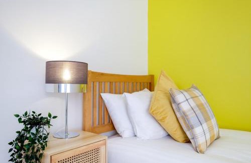 Canbury House | Lovely 4 Bedroom London Home with Free Parking, Garden, WiFi By Roost Accommodation