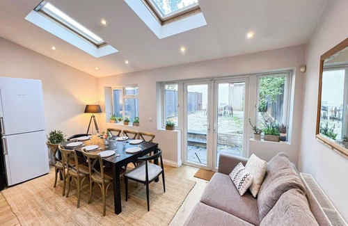 Brondesbury Apartment | Lovely 4-BedRm Kilburn Flat w/Garden & Parking near Hampstead Heath, Abbey Road
