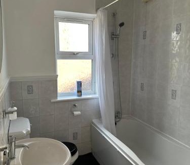 Southfields Apartment | Lovely 4 BR House in Southfields near Wimbledon