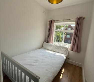 Southfields Apartment | Lovely 4 BR House in Southfields near Wimbledon