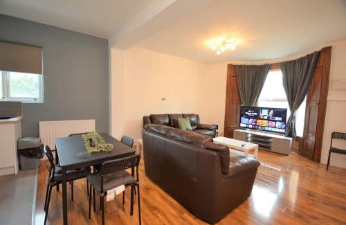 Leabridge Apartment | Lovely 4bedroom Apartment London