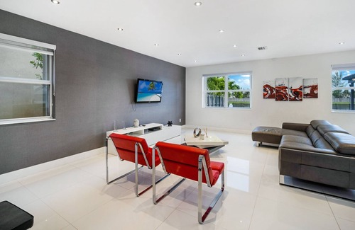 Doral House | Lovely 4BR 3BA Doral Home w Pool/BBQ/Parking