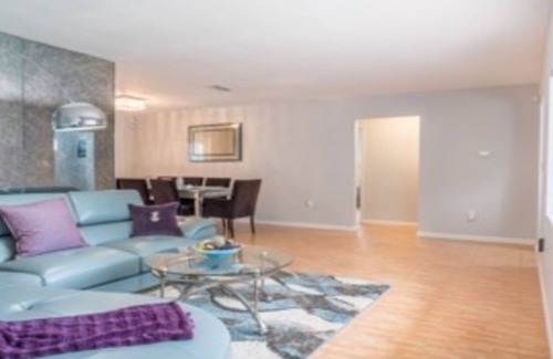 Boulevard Heights Villa | Lovely 4br Newly redone pool home