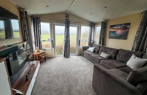 Scratby House | Lovely 6 berth caravan in seaside village of Scratby, Norfolk ref 19124S