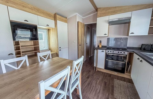 Hopton House | Lovely 6 berth caravan at Caldecott Hall Country Park, Norfolk ref 91010C