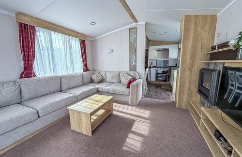 Hopton House | Lovely 6 berth caravan at Caldecott Hall Country Park, Norfolk ref 91010C