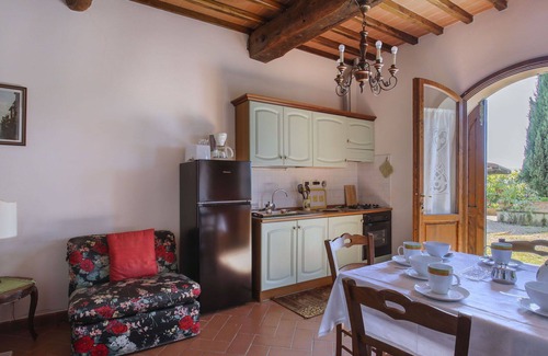 Castelfranco di Sopra Villa | Lovely apartment in villa for 3 people with WIFI, pool, TV and patio