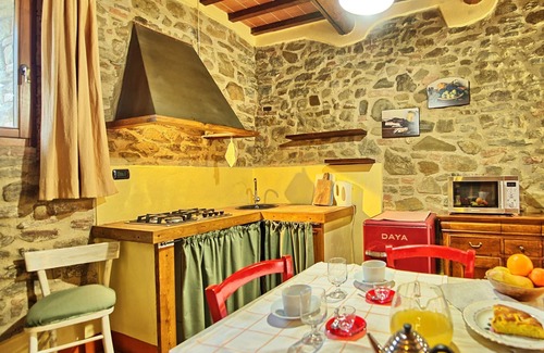 Torre A Castello Apartment | Lovely apartment for 3 guests with WIFI, pool, pets allowed, panoramic view and parking