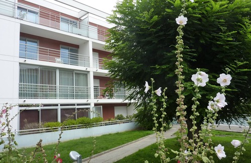 Plerin Apartment | Lovely and charming flat with sea view on the beach