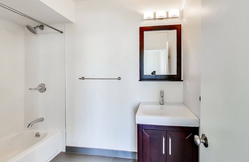 Nob Hill Apartment | Lovely and Spacious 2 Bedroom Parking included