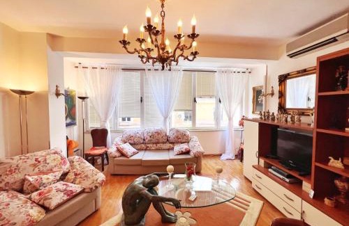 Blloku Apartment | Lovely and warm two bedroom apartament in Tirana