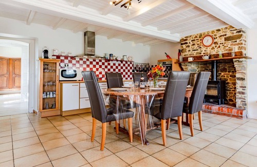 Cote Ouest Centre Manche Villa | Lovely apartment in villa for 6 people with WIFI, TV, terrace, pets allowed and parking