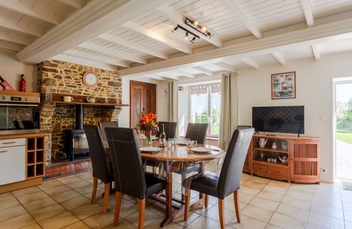 Cote Ouest Centre Manche Villa | Lovely apartment in villa for 6 people with WIFI, TV, terrace, pets allowed and parking